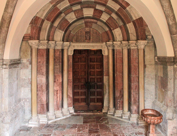 Das romanische Innenportal der Stiftskirche
