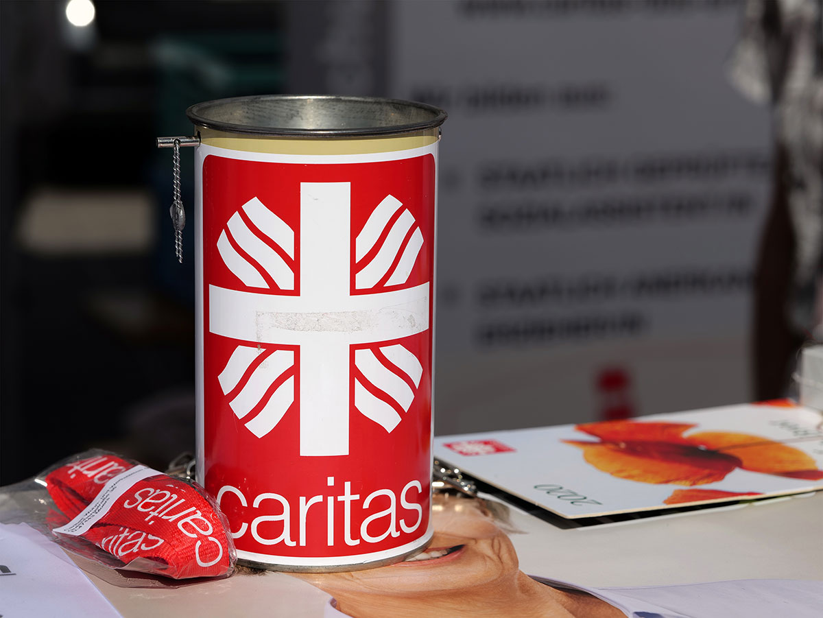 Caritas Spendendose  - Bild: Peter Weidemann In: Pfarrbriefservice.de