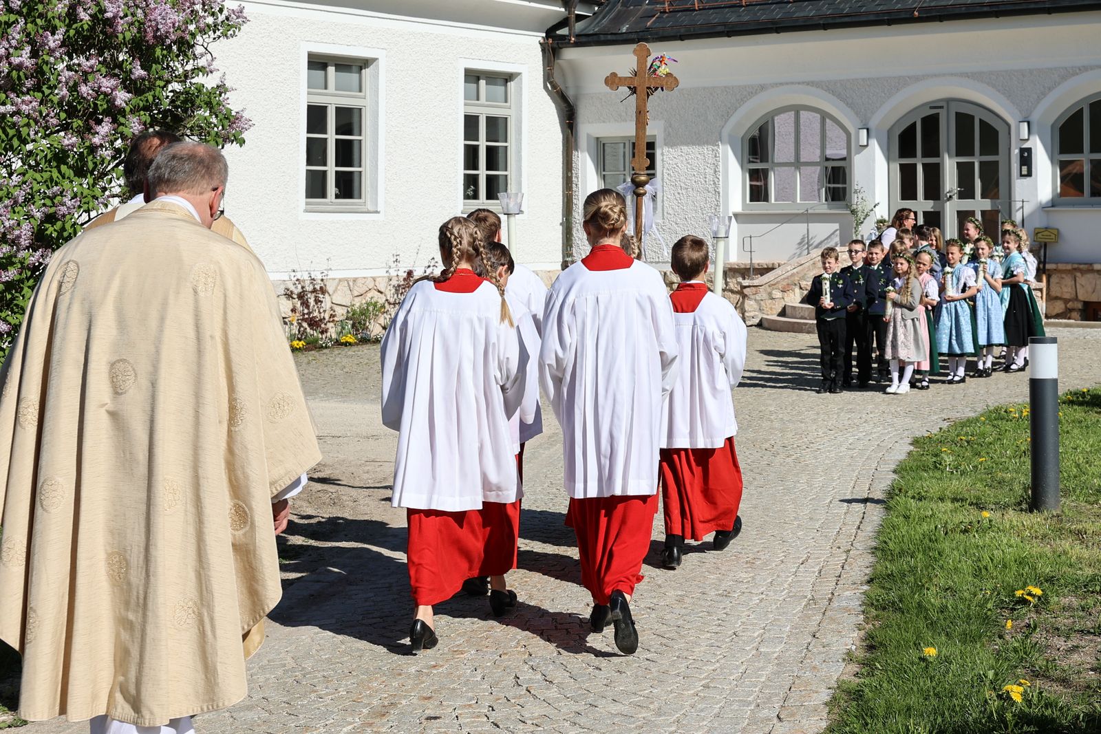 Pfarrer Thomas Frauenlob und Diakon Michael König empfangen die Erstkommunionkinder