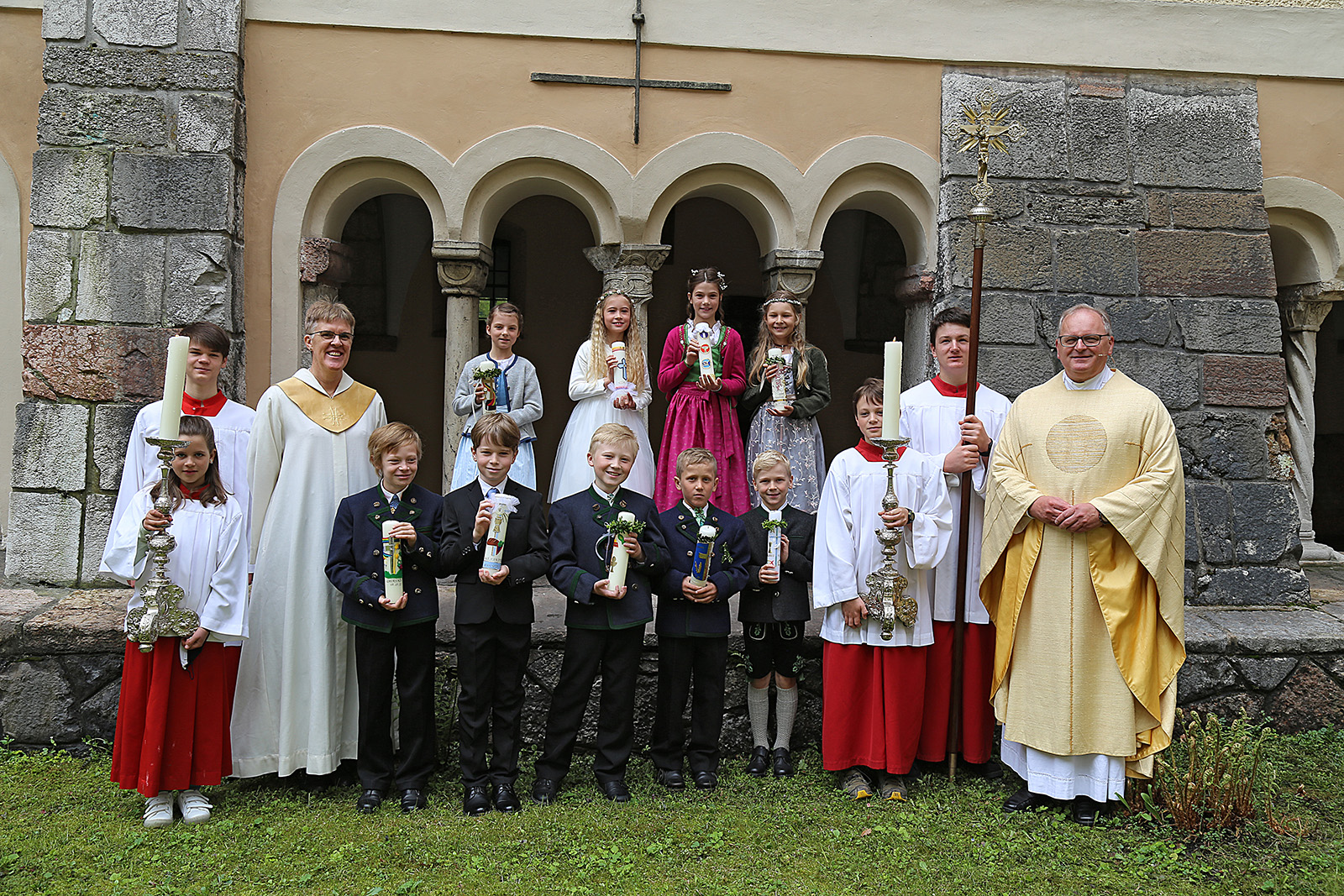 Gruppenbild der Erstkommunionkinder mit Pfarrer Dr. Thomas Frauenlob und Gemeindereferentin Birgit Hauber