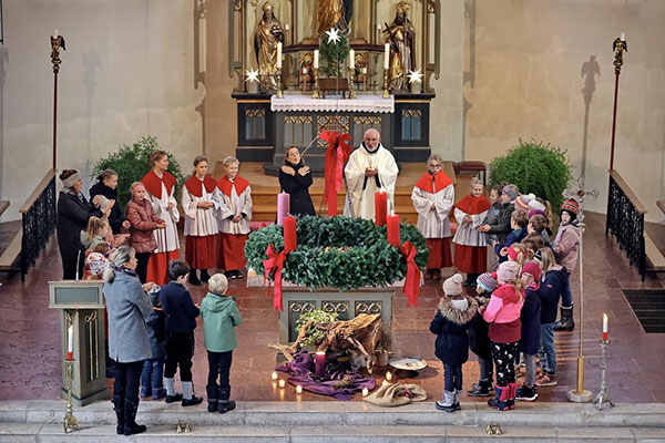 Besuch vom Heiligen Nikolaus zum Patrozinium in St. Nikolaus und Vorstellung der Erstkommunionkinder