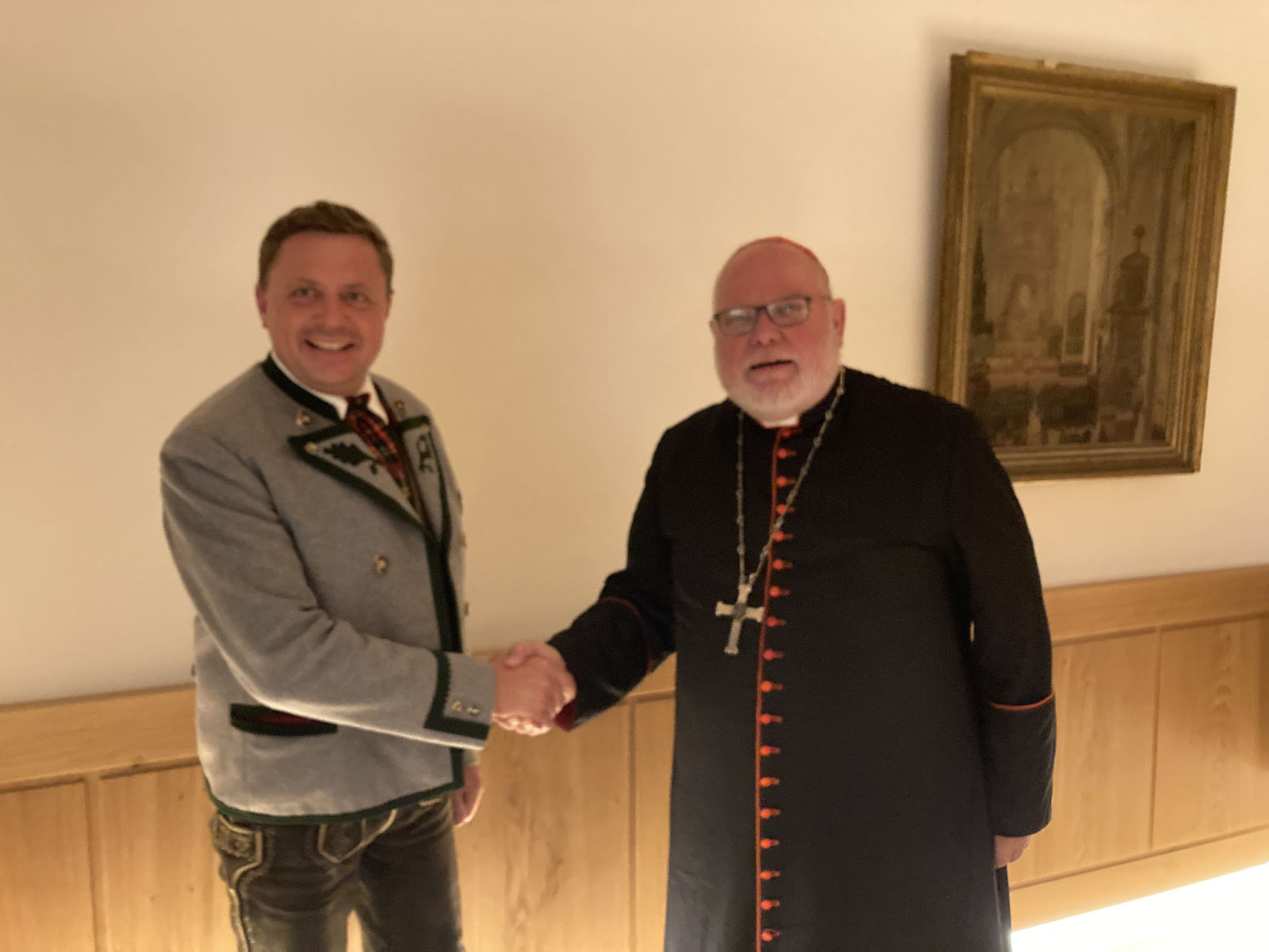 Reinhard Kardinal Marx (rechts) gratuliert Michael Koller zur Wahl