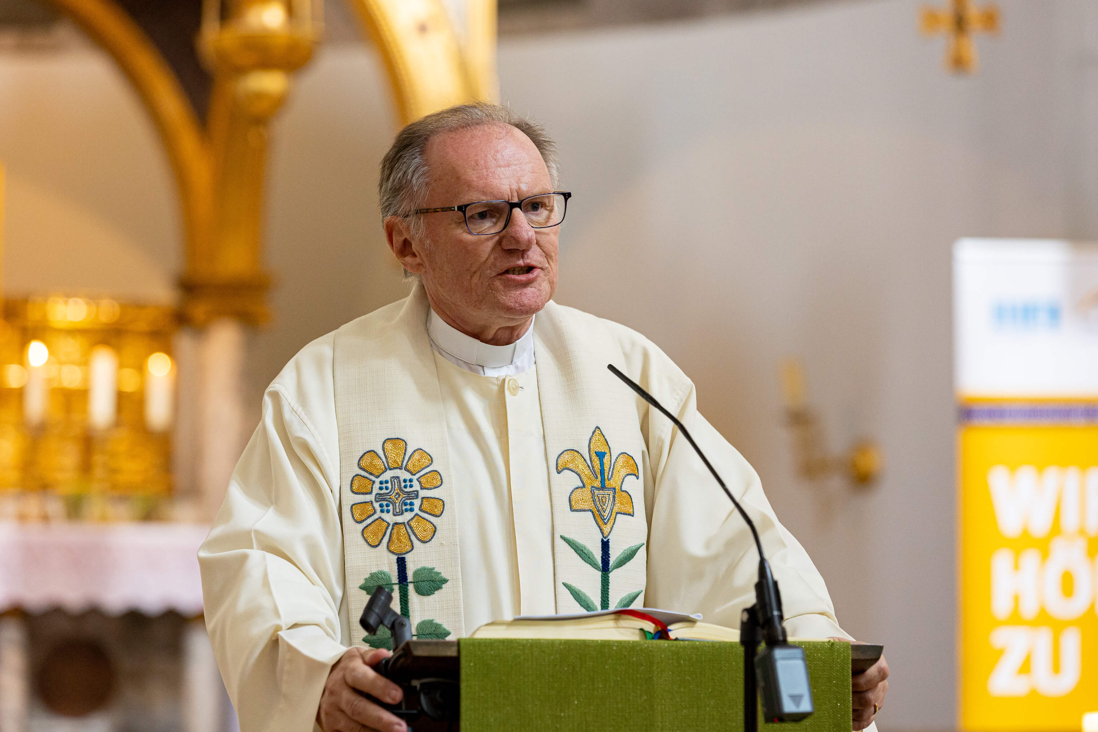 Monsignore Dr. Siegfried Kneißl bei der Predigt in der Pfarrkirche St. Anna. Foto: Robert Kiderle