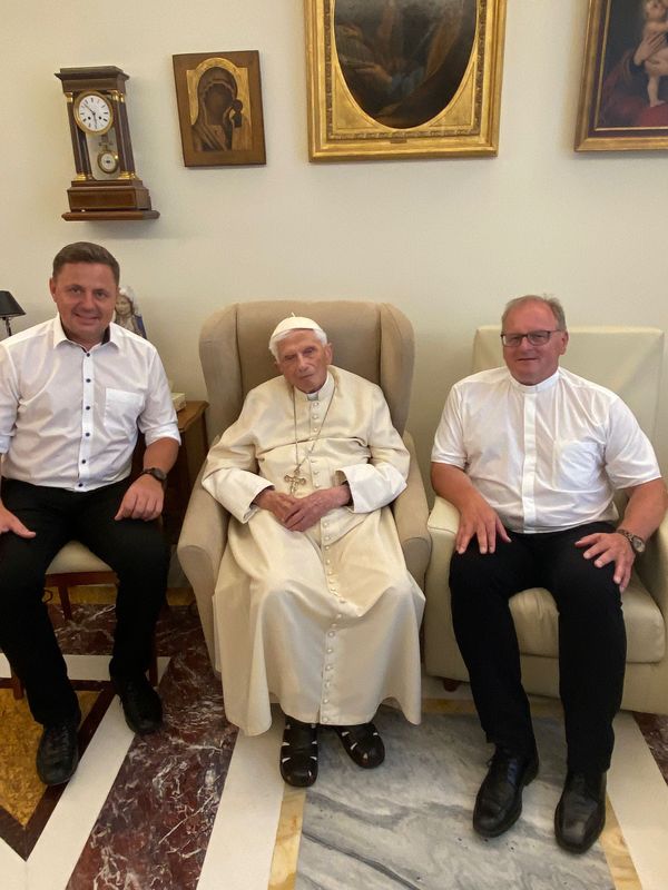 Papst Benedikt XVI. im Jahr 2021 mit Michael Koller (links) und Dr. Thomas Frauenlob (rechts)