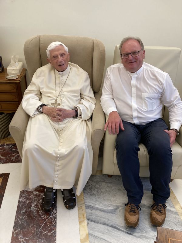Papst Benedikt XVI. im Jahr 2022 mit Dr. Thomas Frauenlob (rechts)