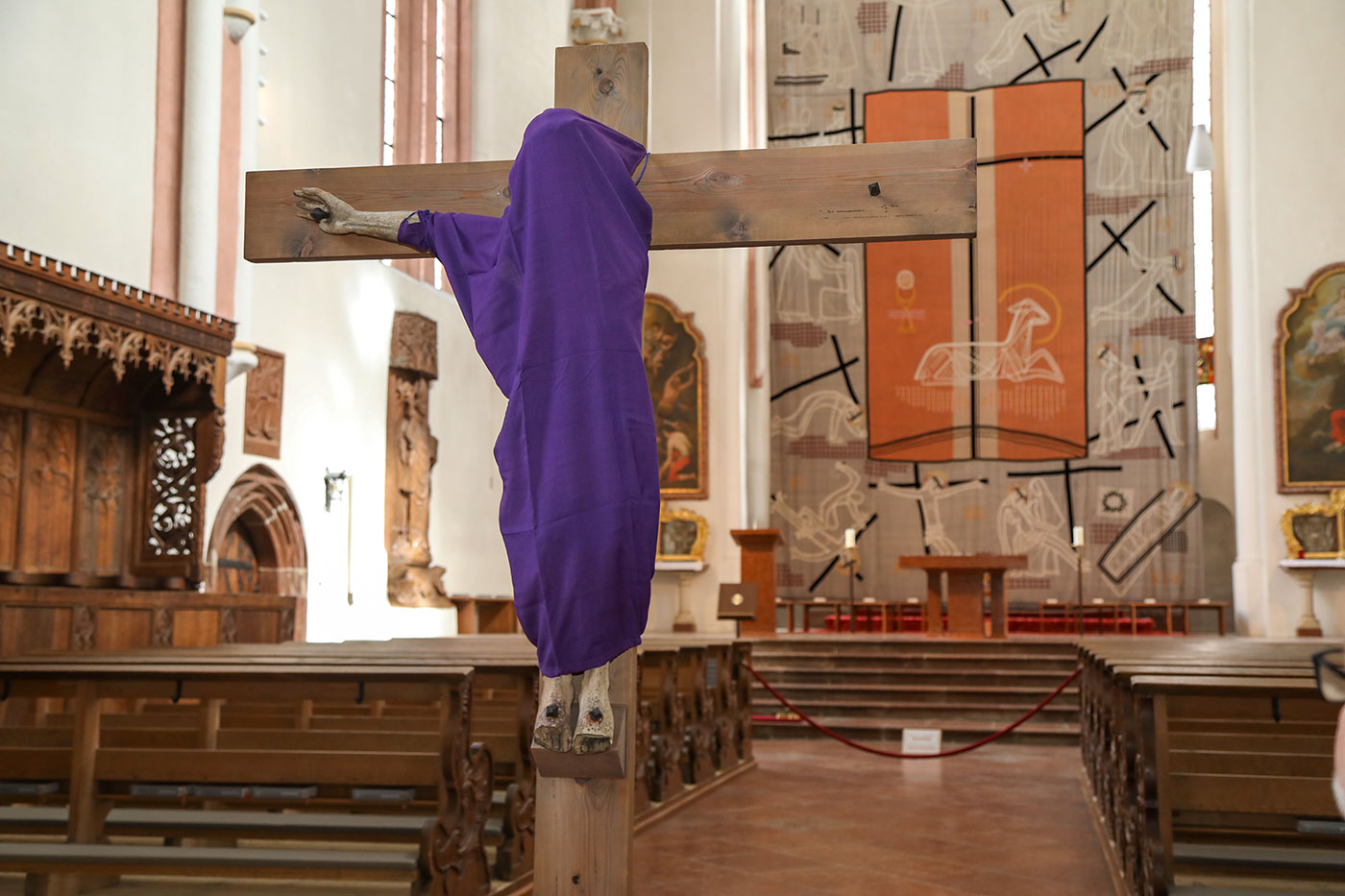 Aktuelle Hängung in der Stiftskirche Berchtesgaden, Foto: Axel Effner