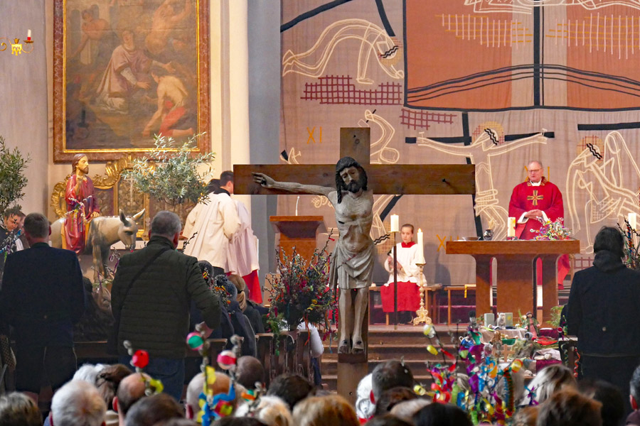Das Kruzifixus am Palmsonntag bei der Messe in der Stiftskirche, Foto: Andreas Pfnür