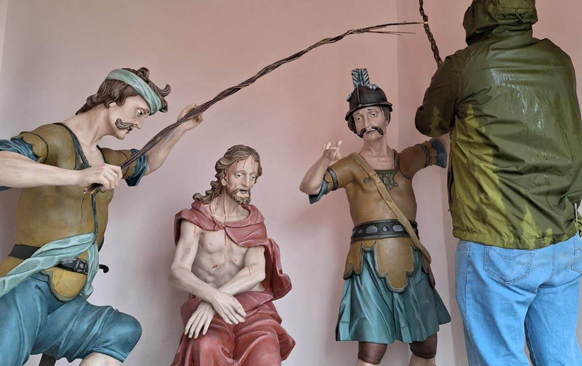 Die Figuren in den Kapellen am Kalvarienberg sind restauriert