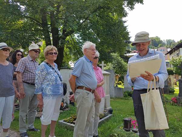 Pfr. Gerstner führt Senioren von St. Andreas über Alten Friedhof