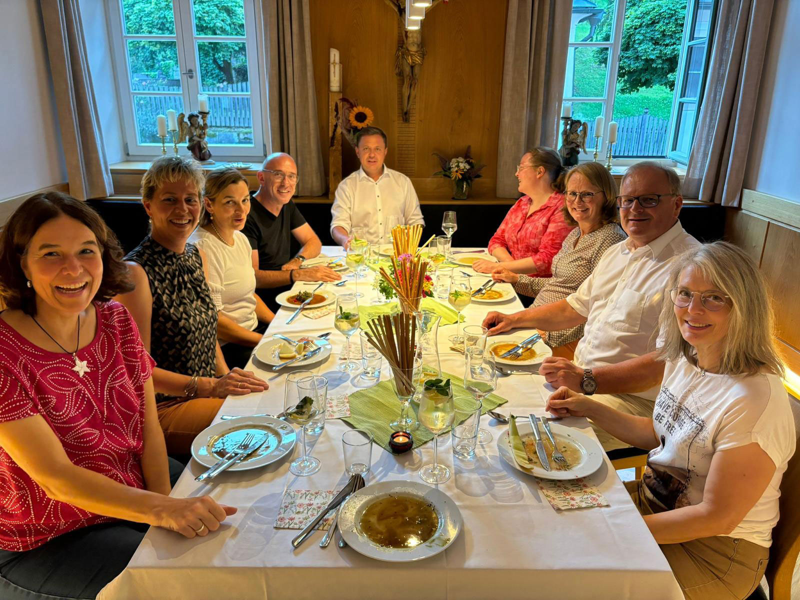 Beim gemütlichen Abendessen in geselliger Runde