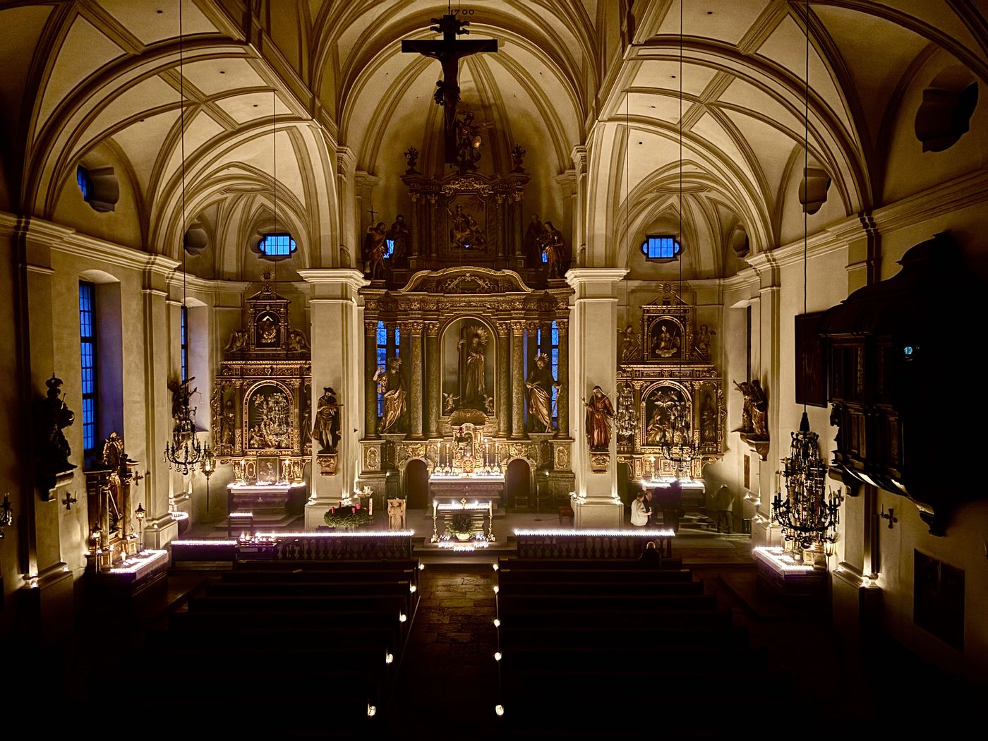 Aufnahmen aus der Pfarrkirche St. Andreas nach dem Rorate am frühen Morgen des Nikolaustages