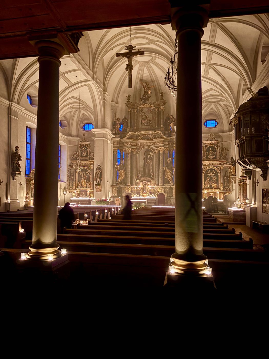 Aufnahmen aus der Pfarrkirche St. Andreas nach dem Rorate am frühen Morgen des Nikolaustages