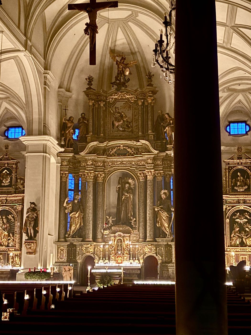 Aufnahmen aus der Pfarrkirche St. Andreas nach dem Rorate am frühen Morgen des Nikolaustages