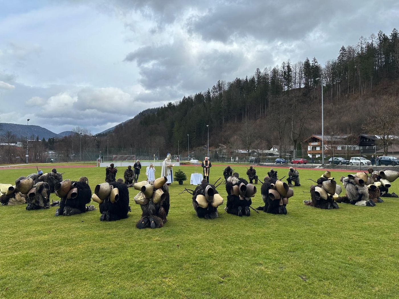 Die „Moaktererbass“ betet vor dem Auslaufen und sie bekommen noch einen Segen vom Pfarrer