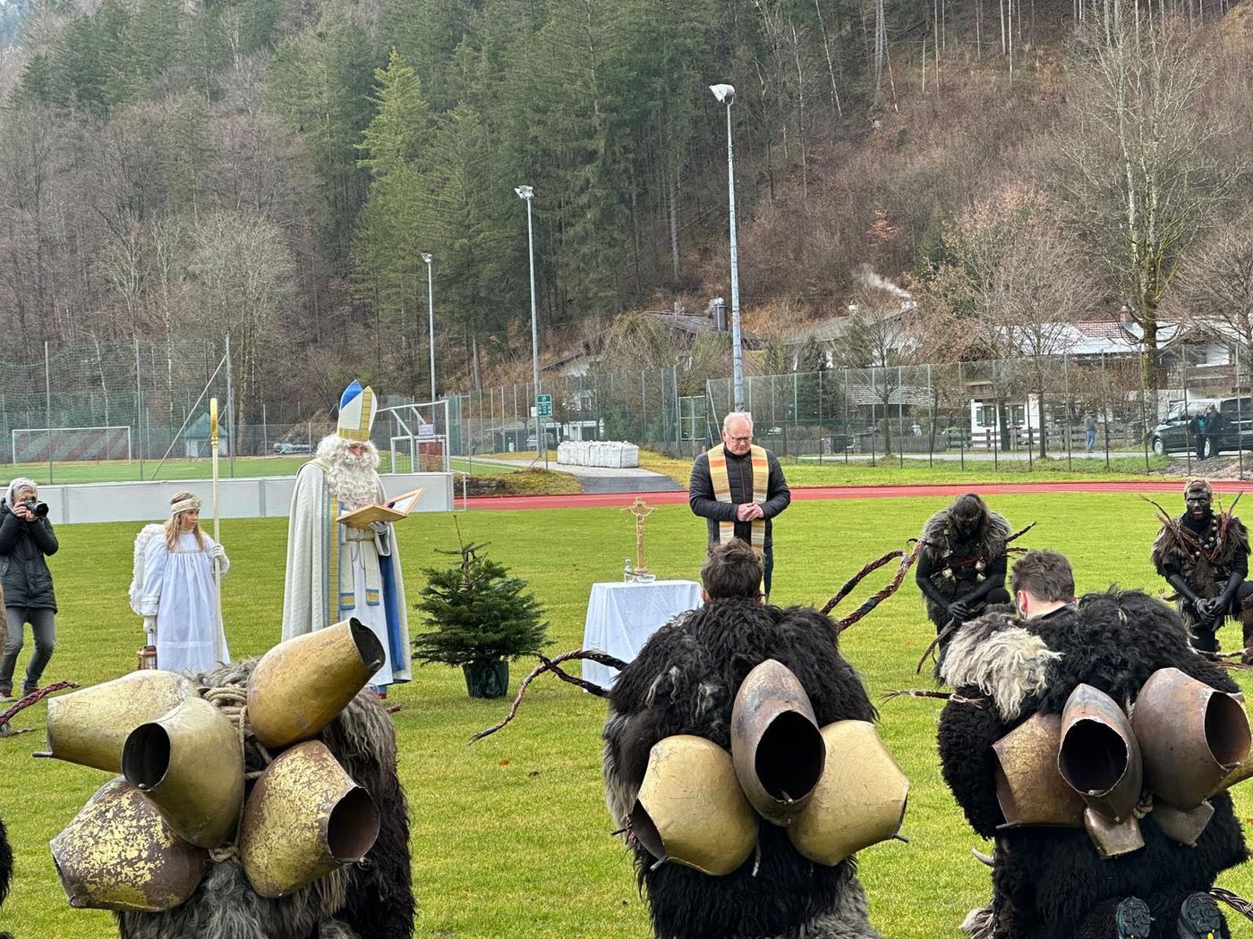 Die „Moaktererbass“ betet vor dem Auslaufen und sie bekommen noch einen Segen vom Pfarrer