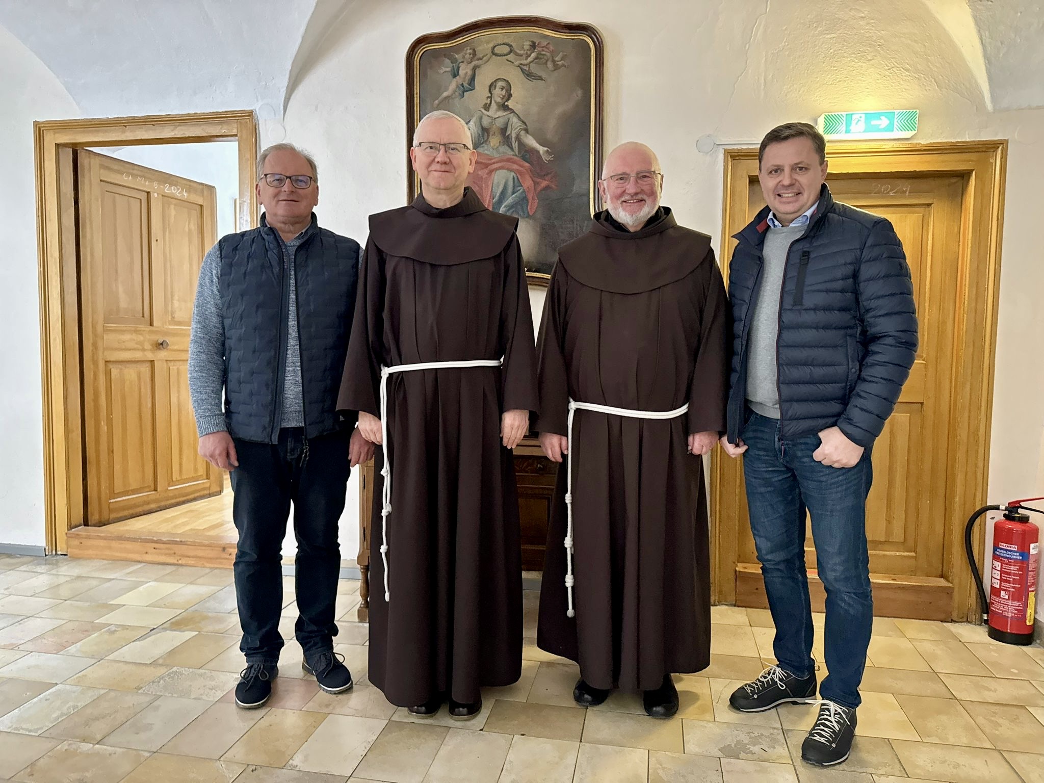 Im Bild von links nach rechts: Pfarrer Dr. Thomas Frauenlob, Leiter des Pfarrverbands Stiftsland, Pater Terentian Wawrzonkowski, Pater Manfred Gruber und Landtagsabgeordneter Michael Koller. (Foto: privat)