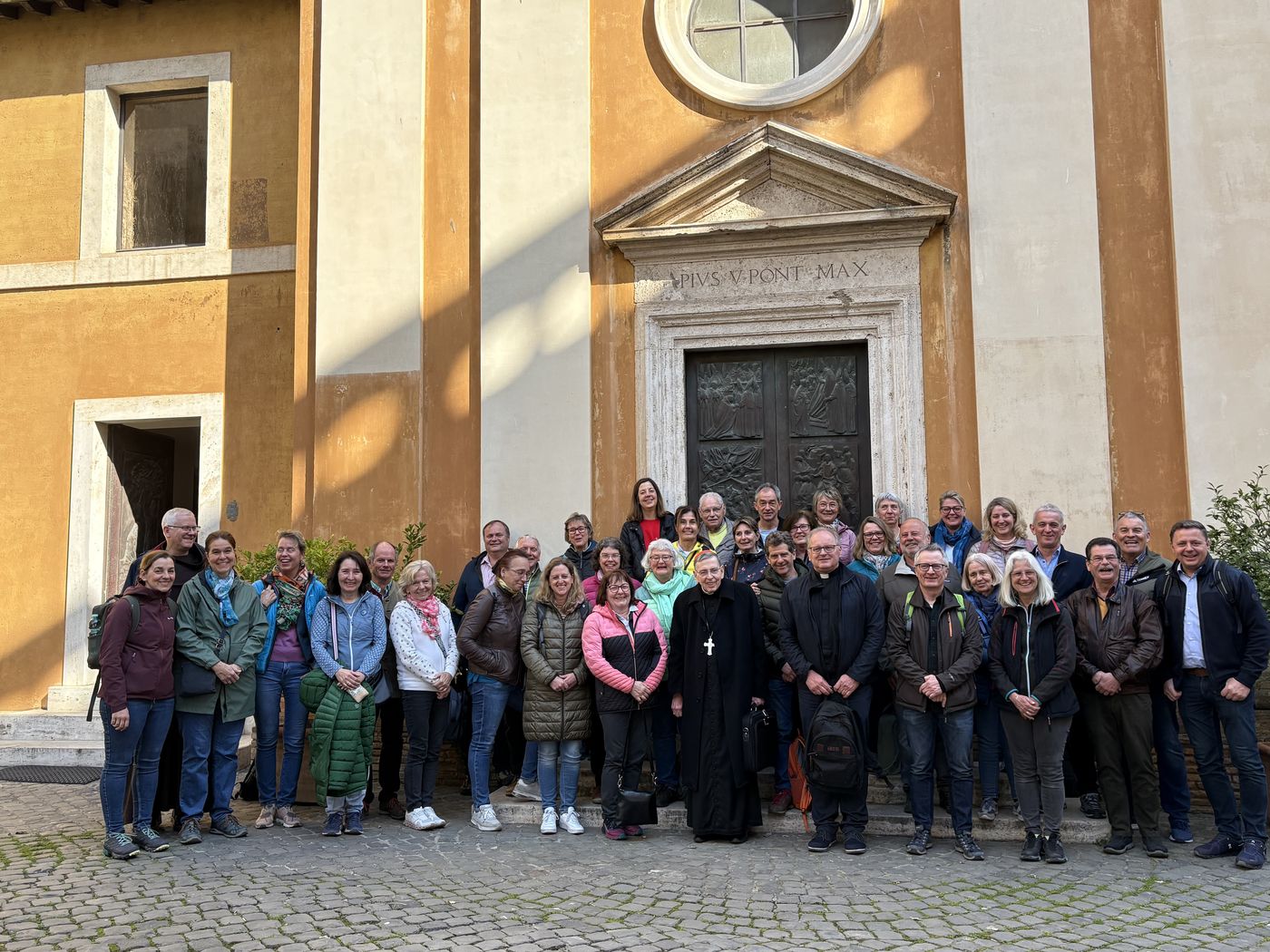 Gruppenbild vor der Kirche der Schweizer Garde