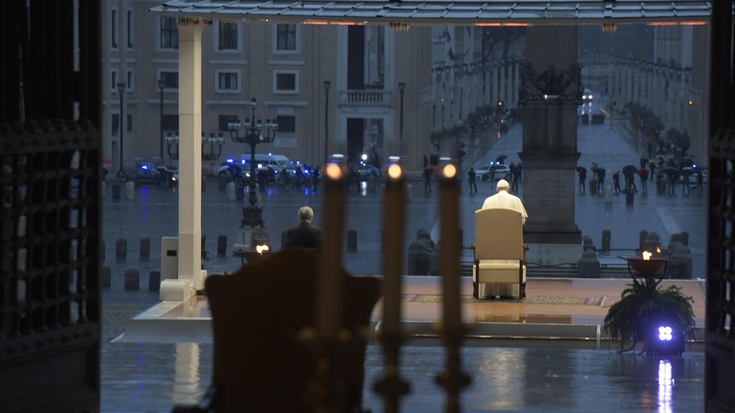 Franziskus Betet Auf Leerem Petersplatz Fur Ende Der Corona Pandemie