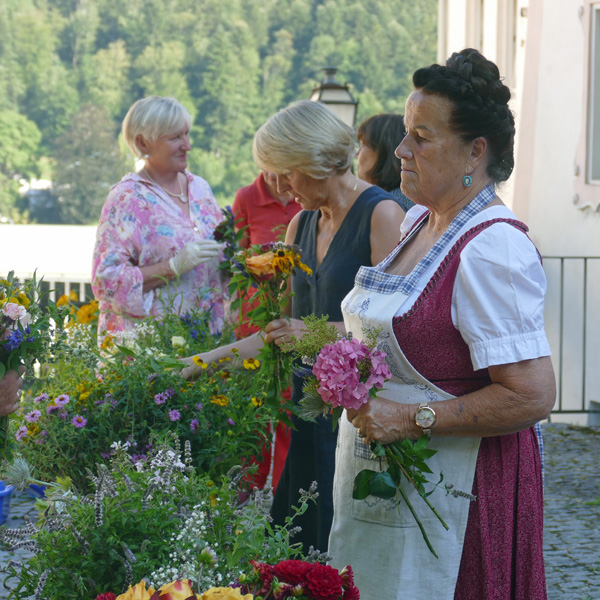 Traditionelles Kräuterbinden vor dem Hochfest Mariä Himmelfahrt