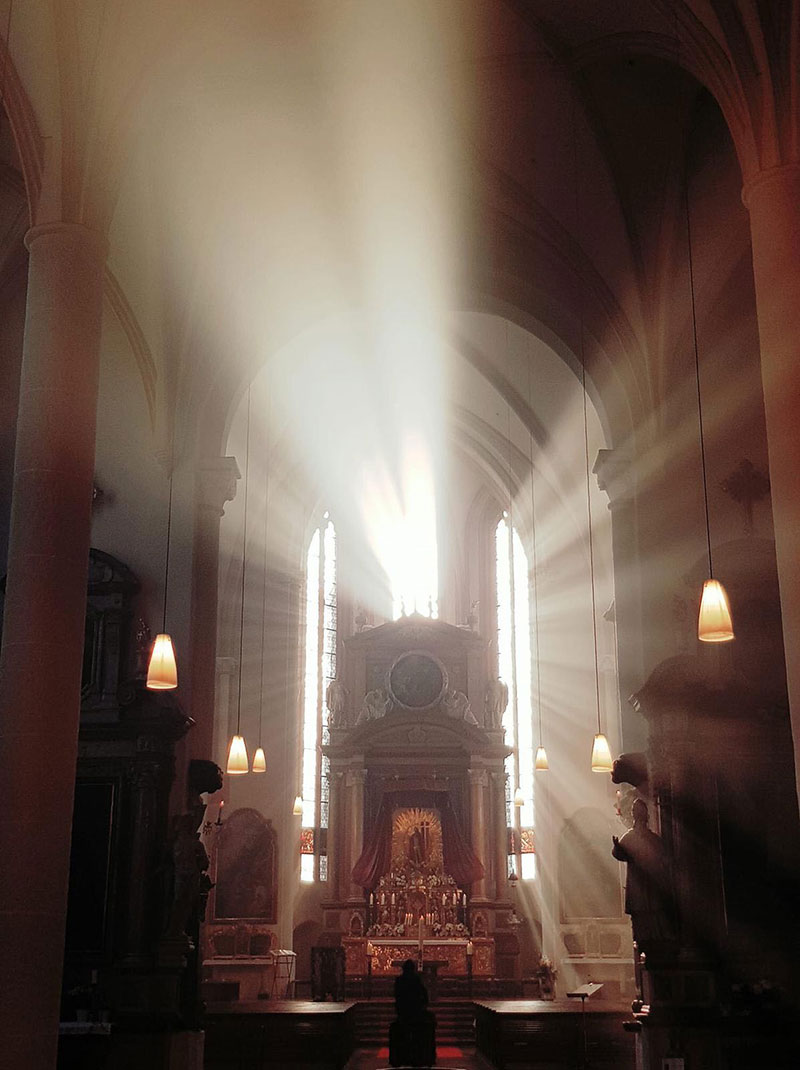 Licht fällt hinter dem Hochaltar in die Stiftskirche Berchtesgaden